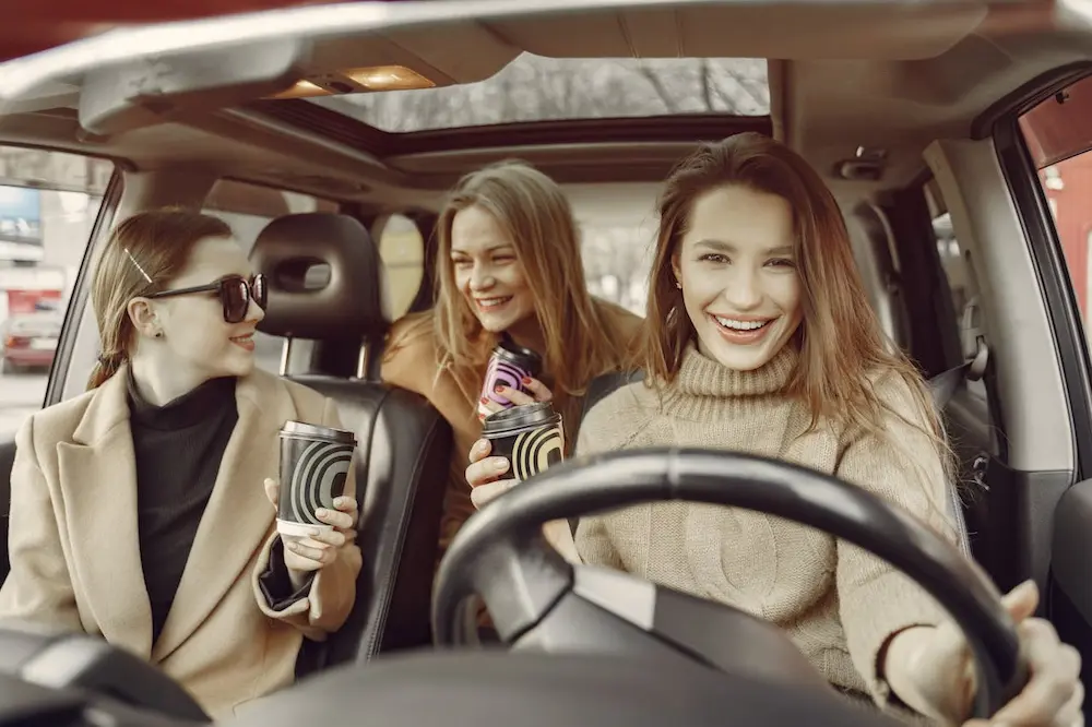 Vrolijke mensen in auto